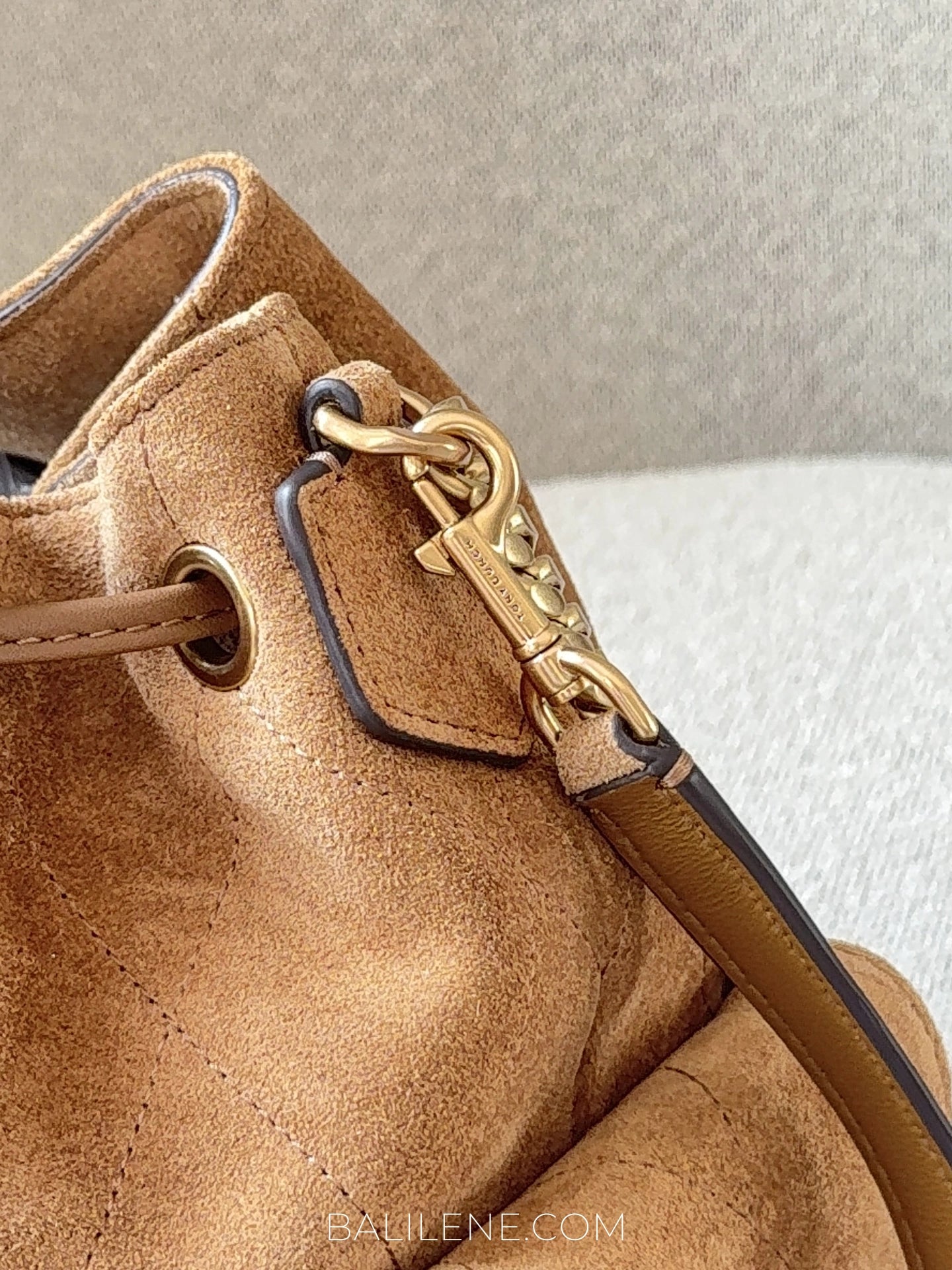 detail-Tory-Burch-Charlie-Suede-Drawstring-Shoulder-Bag-Wild-Tabacco-balilene