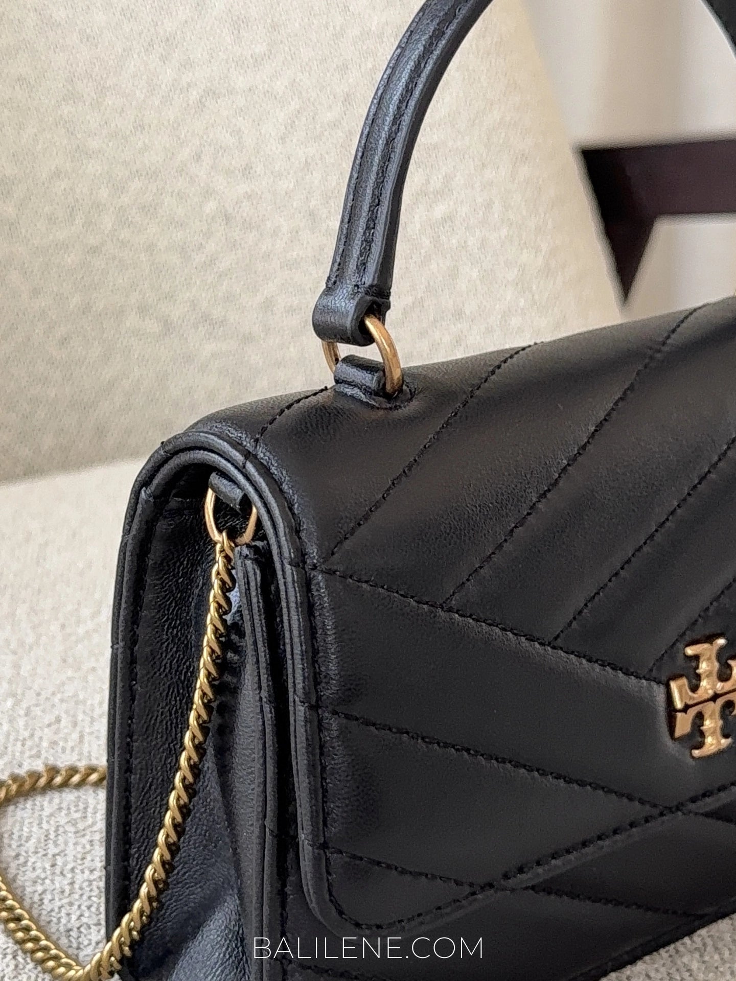 detail-Tory-Burch-Kira-Chevron-Mini-Top-Handle-Chain-Wallet-Black-balilene