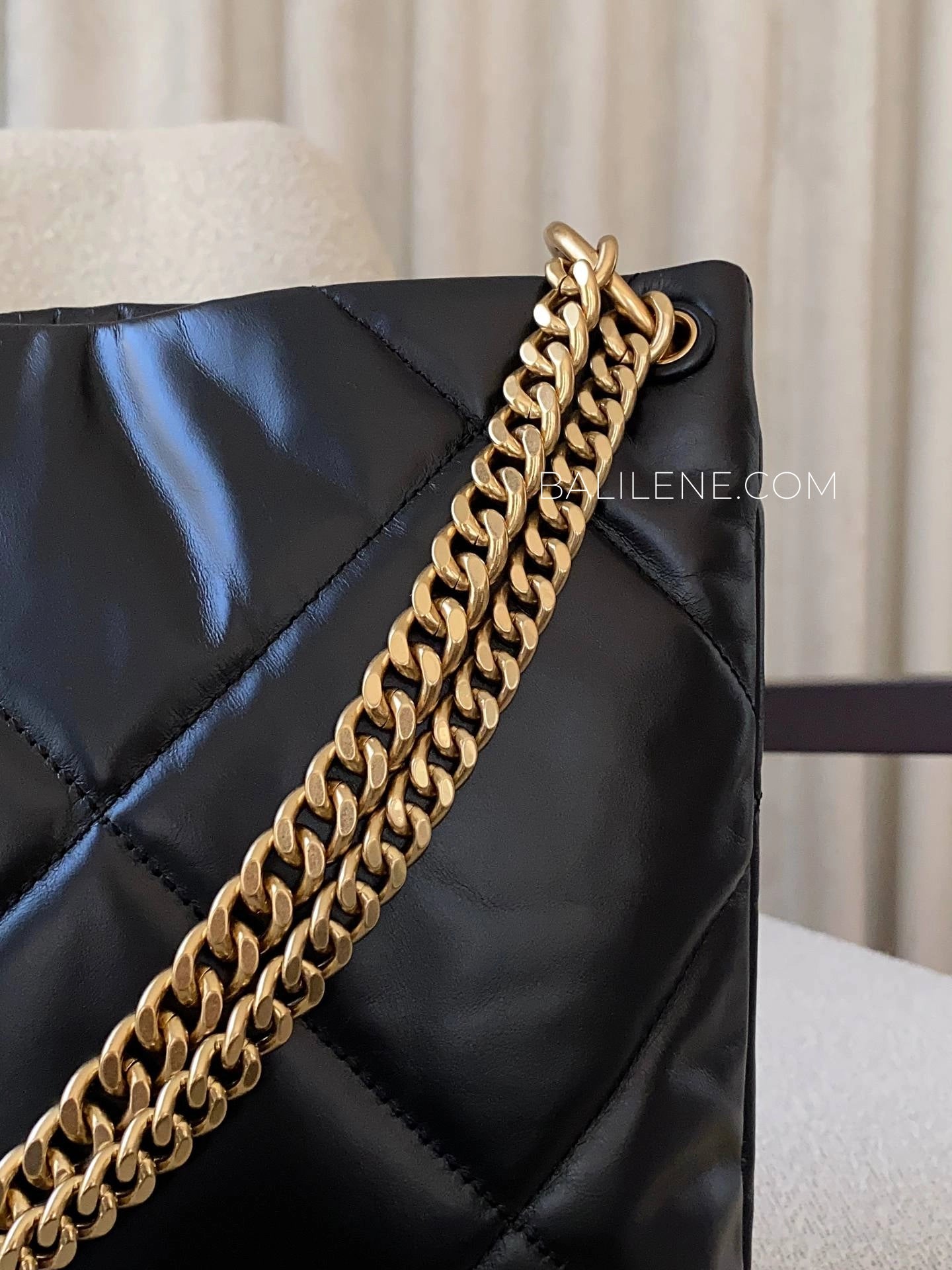 detail-Tory-Burch-Kira-Diamond-Quilt-Hobo-Bag-Black-balilene