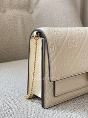 detail-Tory-Burch-T-Monogram-Leather-Chain-Wallet-Light-Cream-balilene