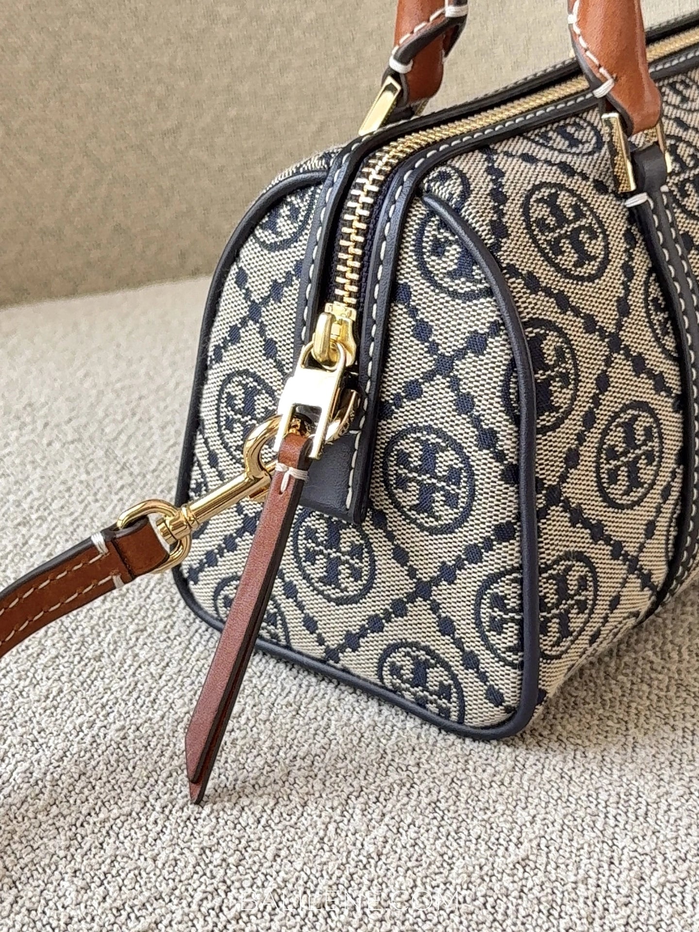 detail-Tory-Burch-T-Monogram-Mini-Petite-Barrel-Bag-Tory-Navy-balilene