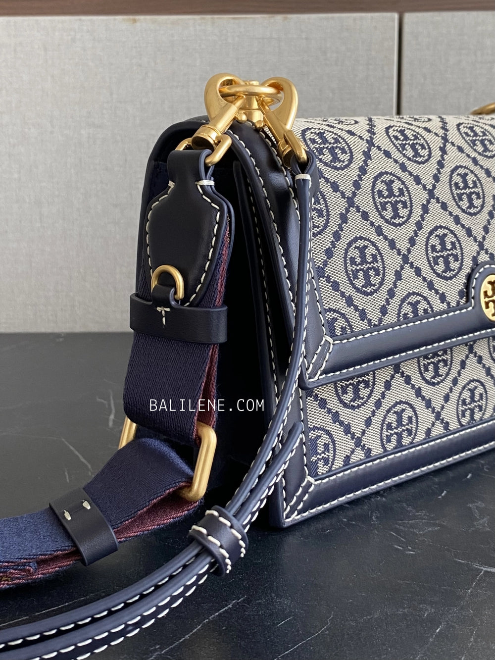 detail-Tory-Burch-T-Monogram-Small-Jacquard-Shoulder-Bag-Tory-Navy-balilene