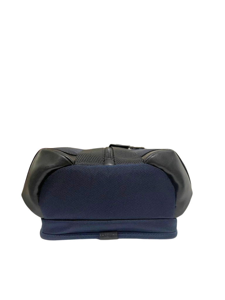 detail-Tumi-Higgins-Sling-Bag-Navy