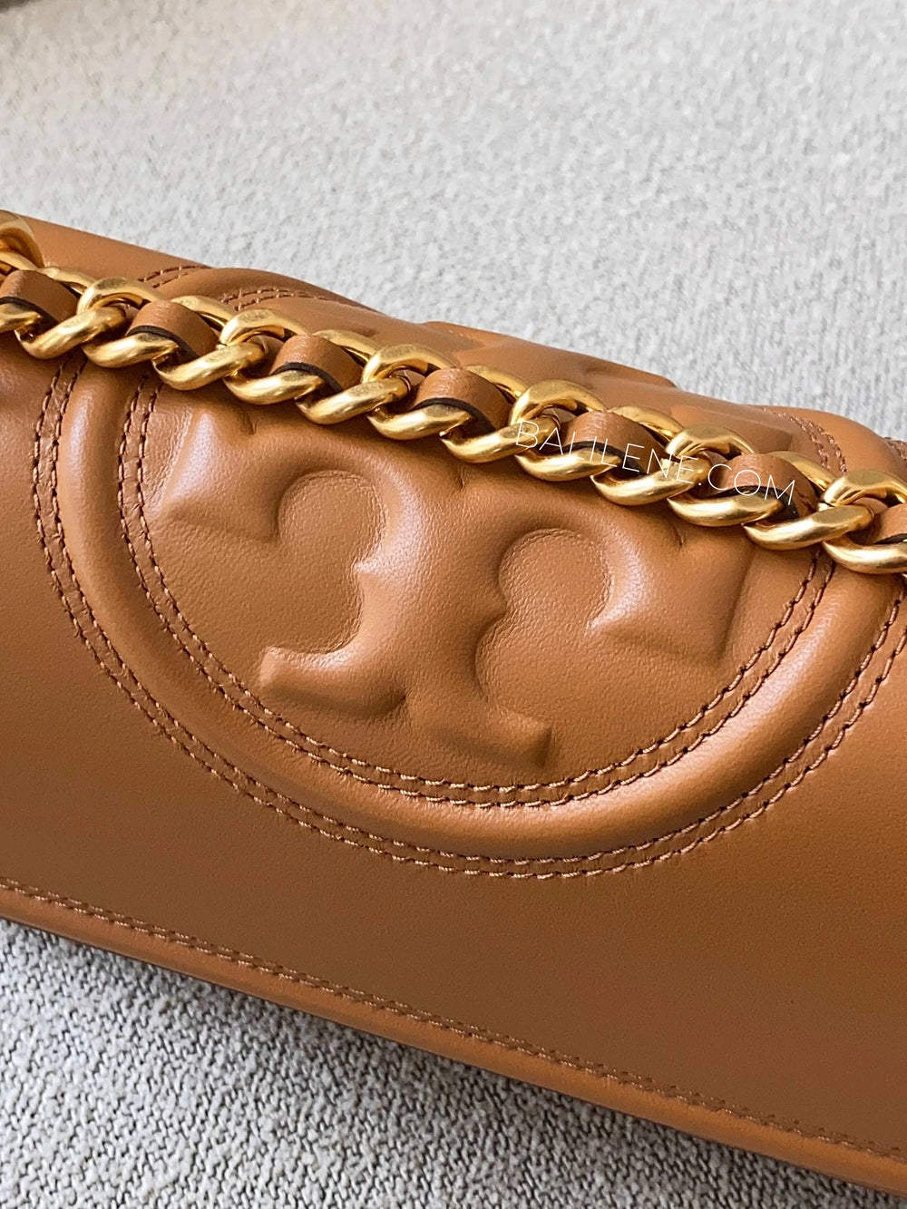 detail-atas-Tory-Burch-Fleming-Small-Convertible-Shoulder-Bag-Kobicha-balilene