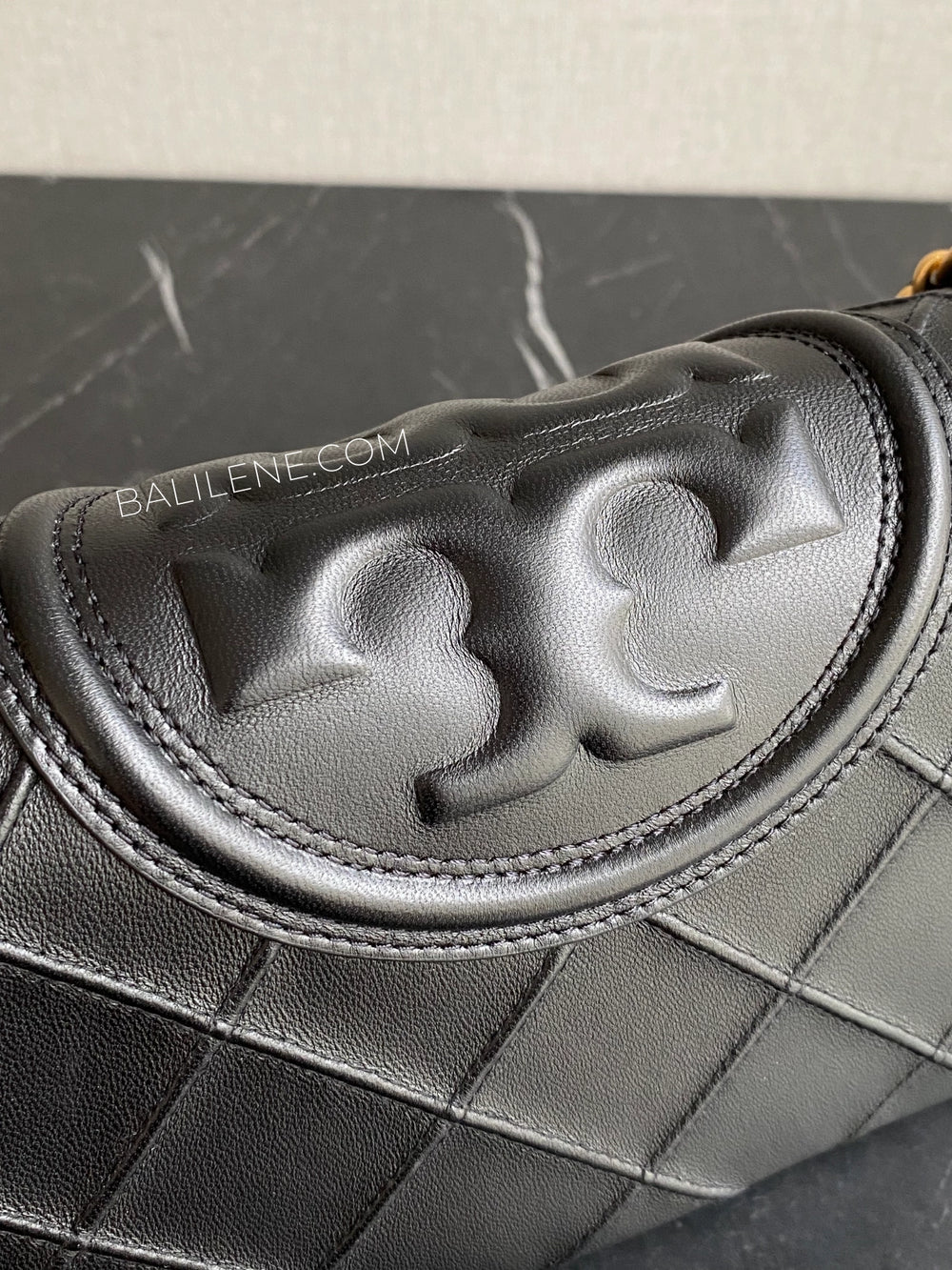detail-atas-Tory-Burch-Fleming-Soft-Convertible-Shoulder-Bag-Black-balilene