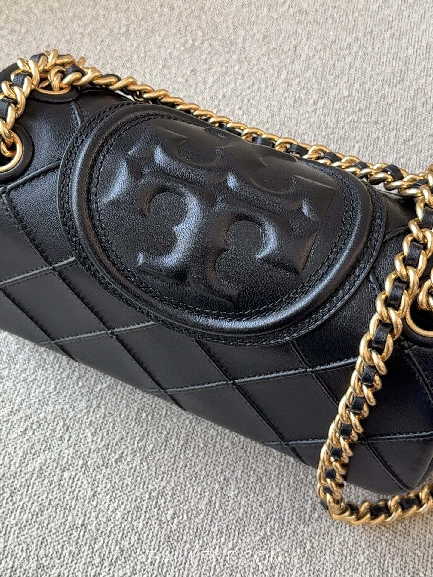 detail-atas-Tory-Burch-Fleming-Soft-Small-Convertible-Shoulder-Bag-Black-balilene