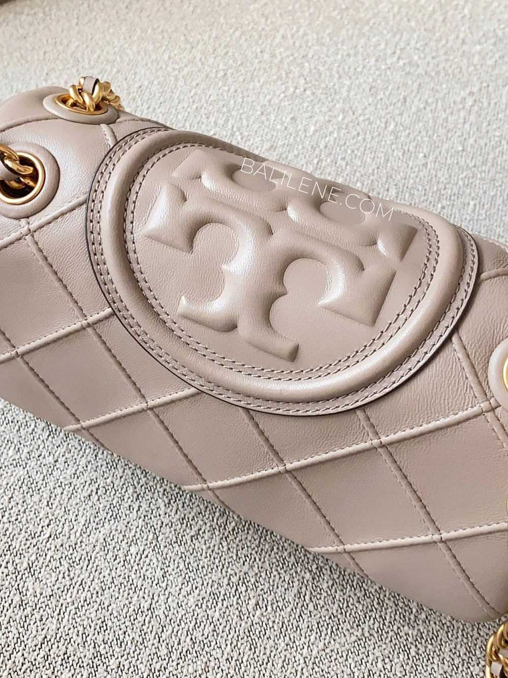 detail-atas-Tory-Burch-Fleming-Soft-Small-Convertible-Shoulder-Bag-Fresh-Clay-balilene
