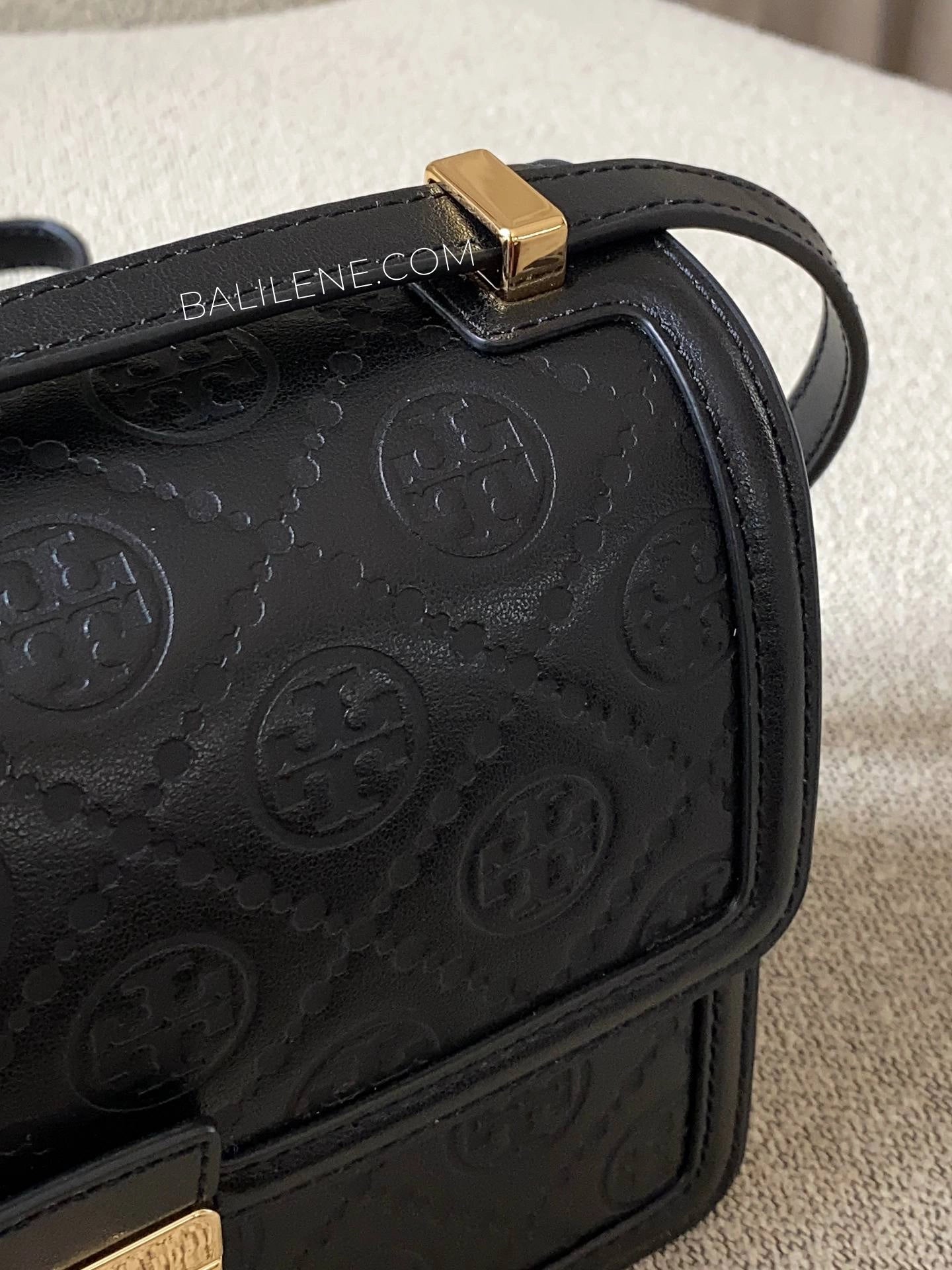 detail-atas-Tory-Burch-T-Monogram-Leather-Shoulder-Bag-Black-balilene