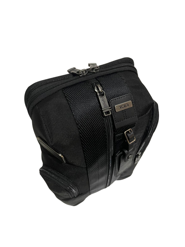 detail-atas-Tumi-Higgins-Sling-Bag-Black