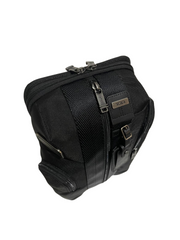 detail-atas-Tumi-Higgins-Sling-Bag-Black