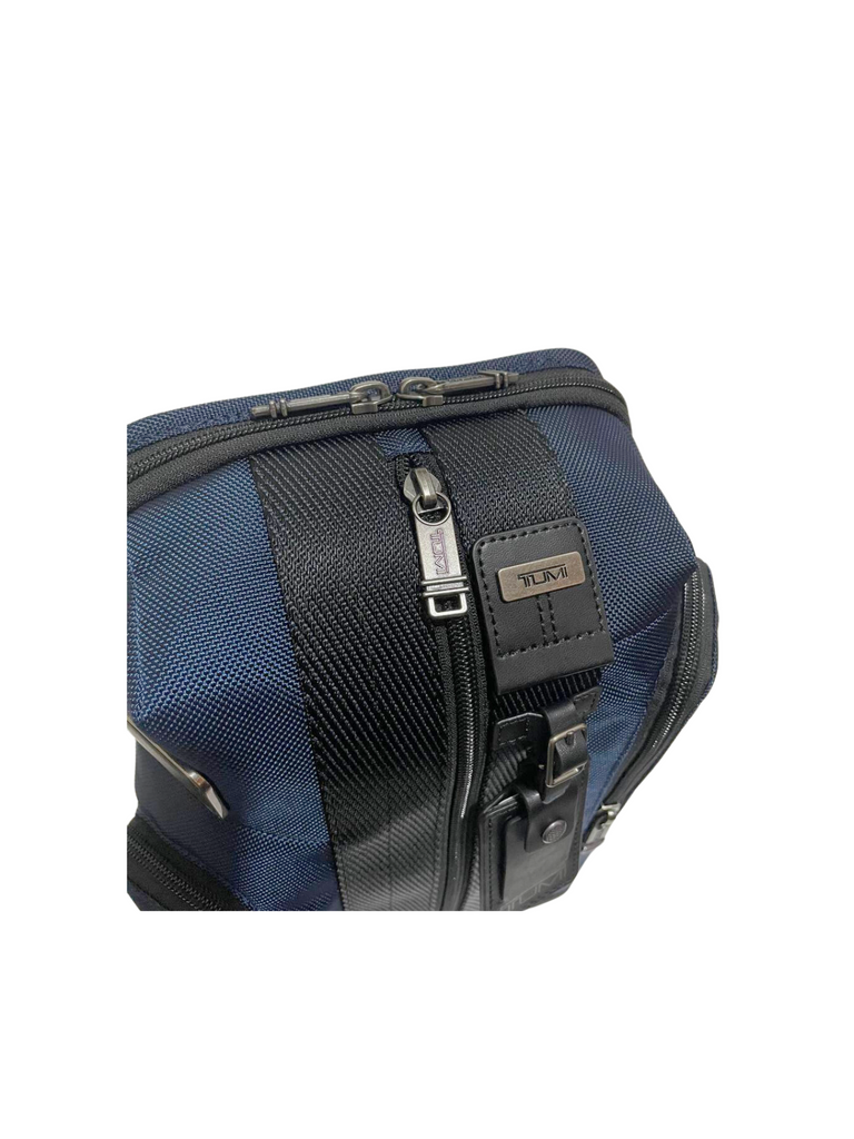detail-atas-Tumi-Higgins-Sling-Bag-Navy