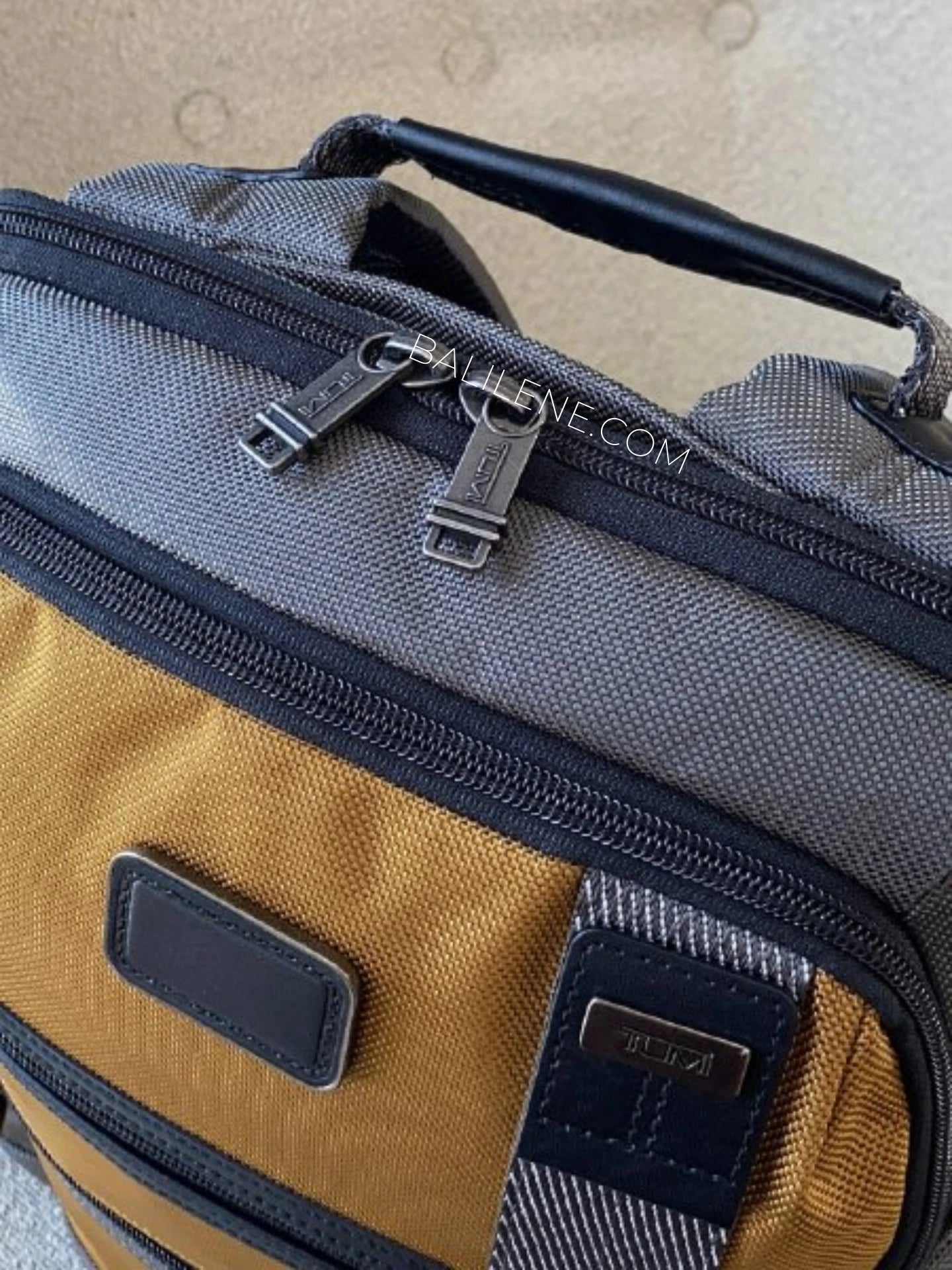 detail-atas-Tumi-Parrish-Backpack-Golden-Brown-and-Grey-balilene