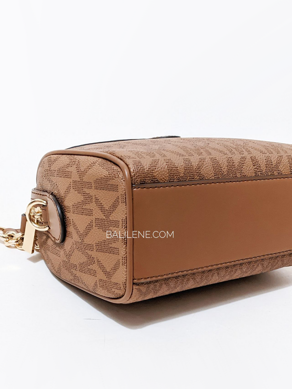 detail-bagian-bawah-Michael-Kors-Blaire-Extra-Small-Logo-Duffle