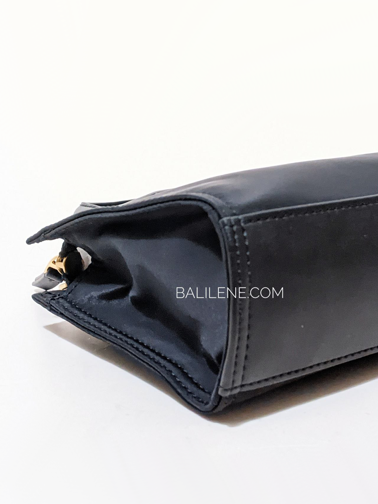 detail-bagian-bawah-Tory-Burch-Ella-Nylon-Mini-Tote-Black