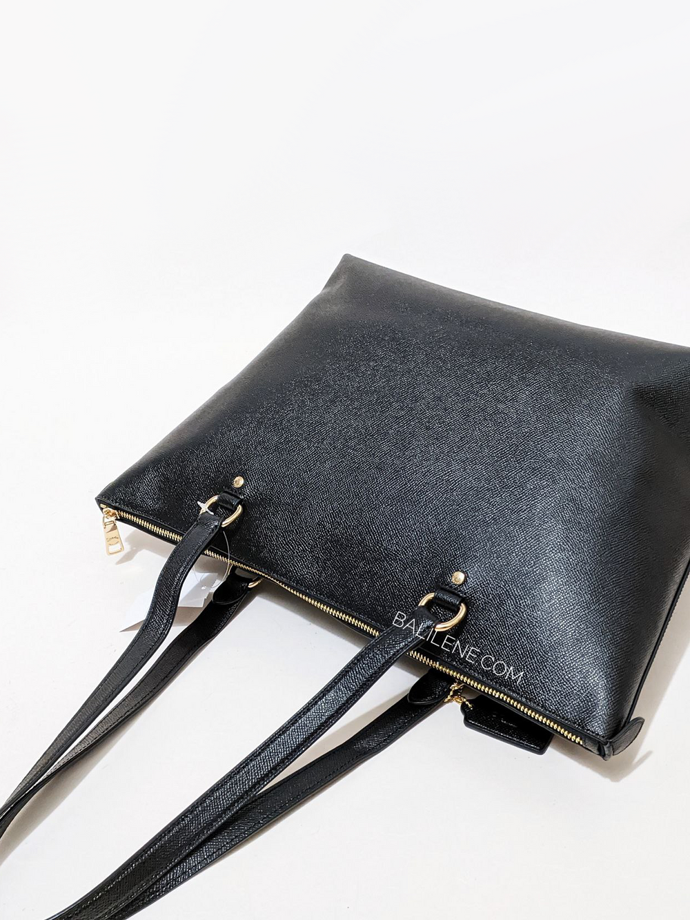 detail-bagian-belakang-Coach-Gallery-Tote-Black