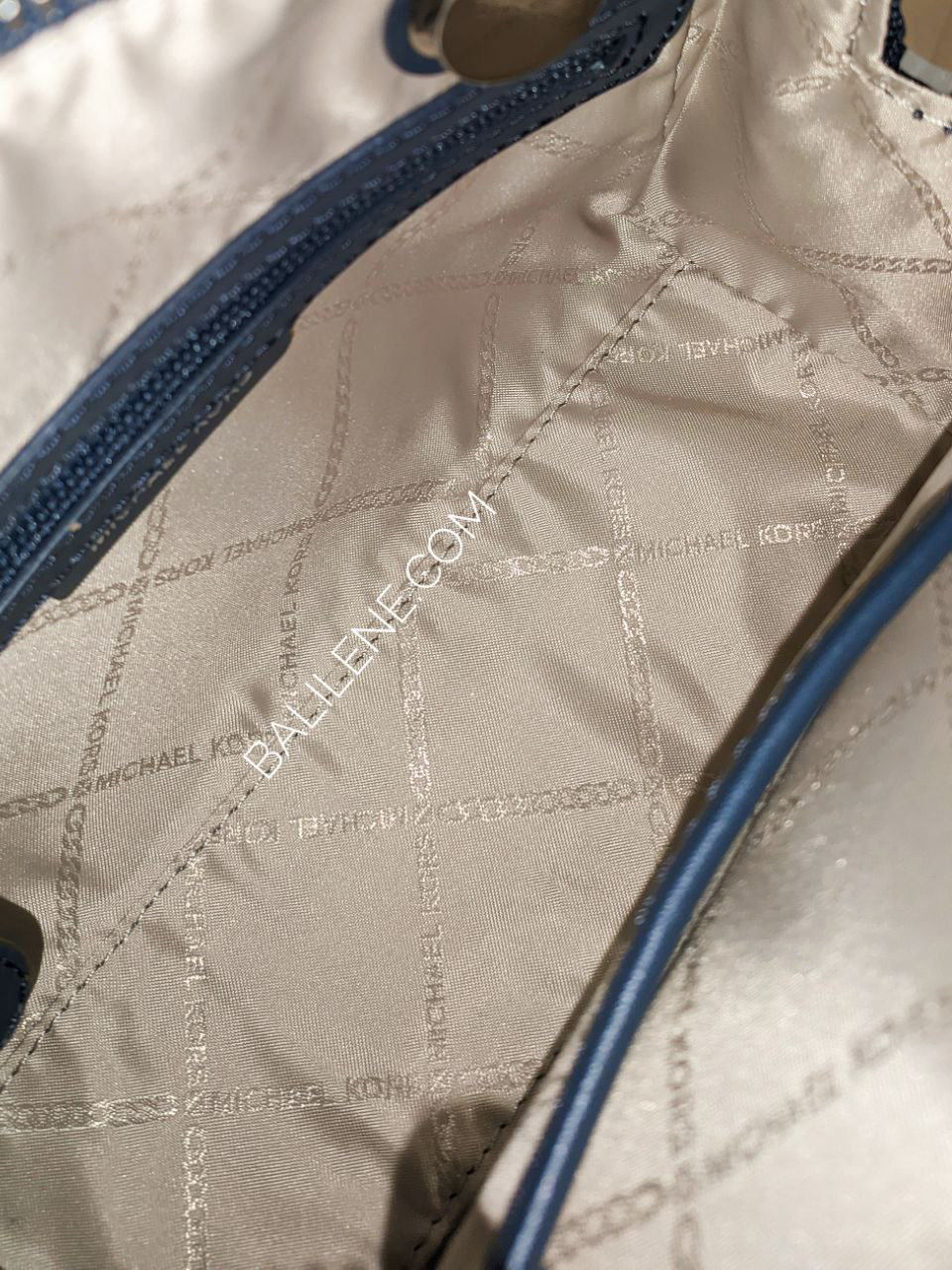 detail-bagian-dalam-Michael-Kors-Blaire-Extra-Small-Logo-Duffel-Crossbody-Bag-Admiral