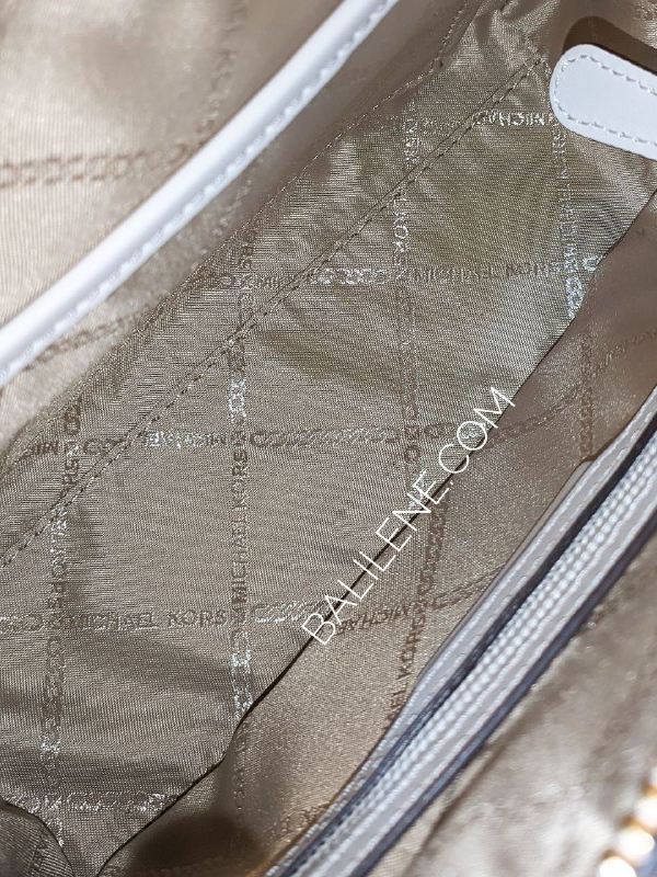 detail-bagian-dalam-tas-Michael-Kors-Blaire-Extra-Small-Logo-Duffle-Crossbody-Bag-Vanilla
