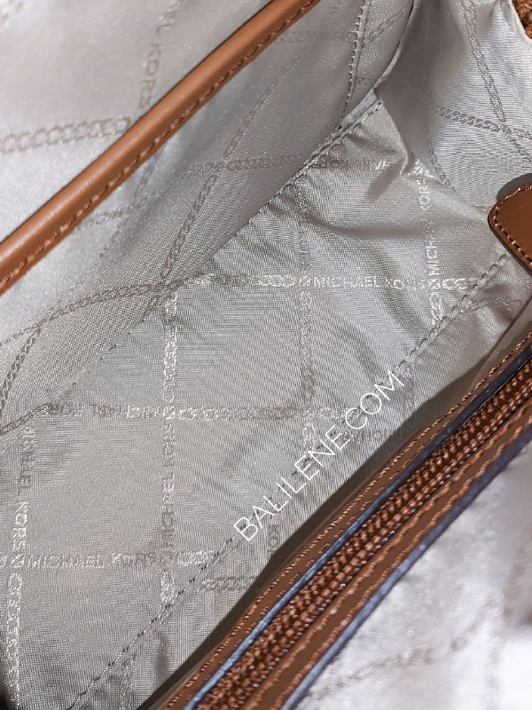 detail-bagian-dalam-tas-Michael-Kors-Blaire-Extra-Small-Logo-Duffle
