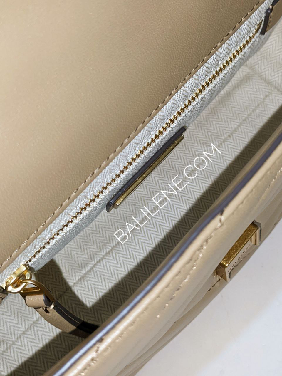 detail-bagian-dalam2-Tory-Burch-Kira-Chevron-Small-Convertible-Shoulder-Bag-Pebblestone