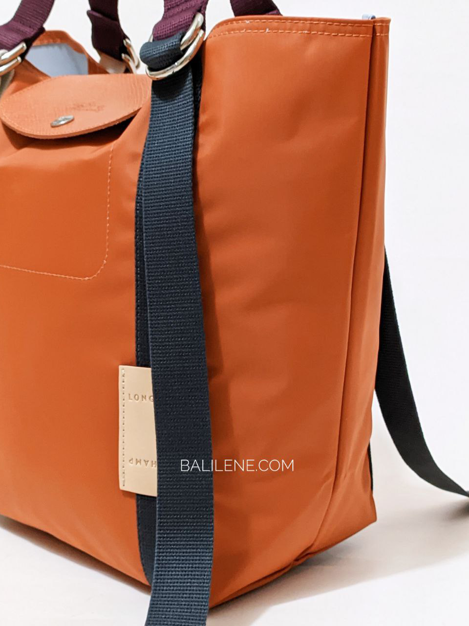 detail-bagian-samping-Longchamp-Le-Pliage-Small-Re-Play-Tote-Bag-Carotte