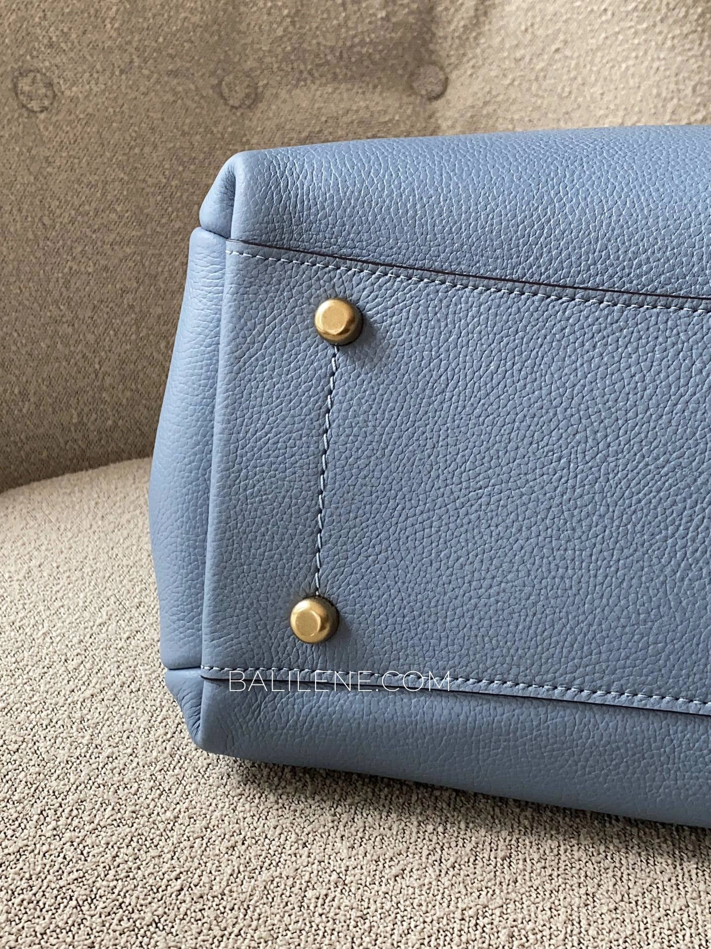detail-bawah-Coach-Lana-Shoulder-Bag-Pebble-Leather-Bluebell-balilene