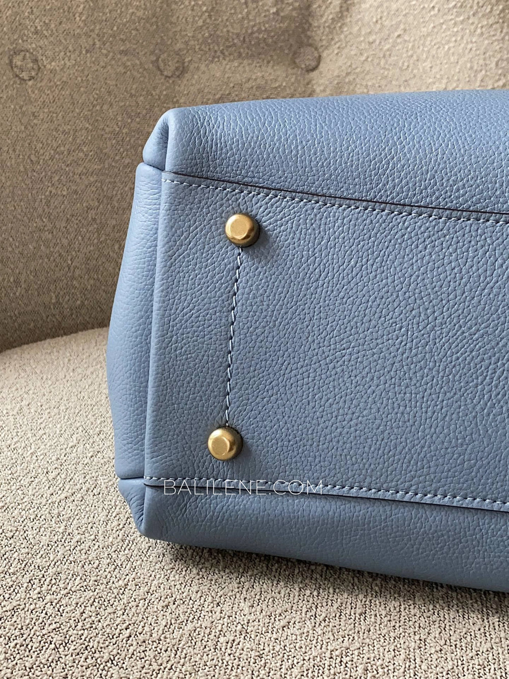 detail-bawah-Coach-Lana-Shoulder-Bag-Pebble-Leather-Bluebell-balilene