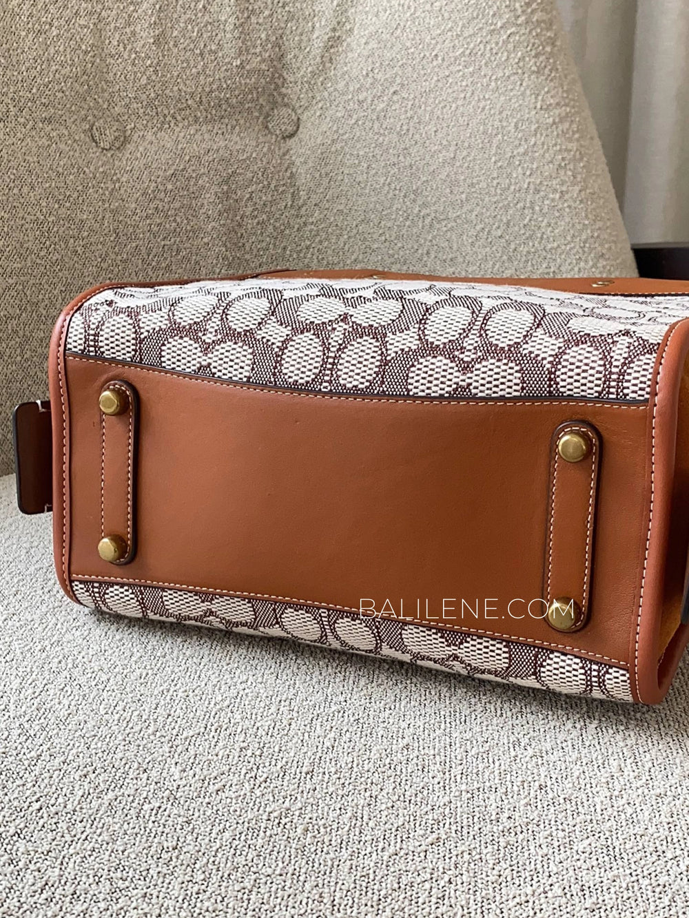 detail-bawah-Coach-Rogue-25-In-Signature-Textile-Jacquard-Cocoa-Burnished-Amber-balilene