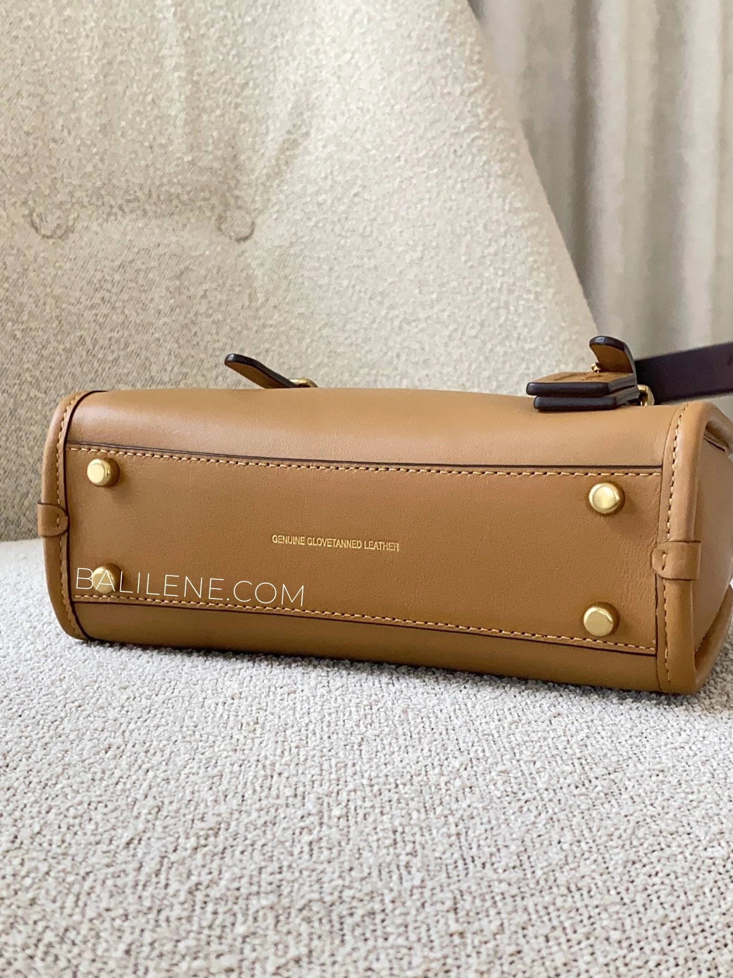 detail-bawah-Coach-Swing-Zip-Bag-20-Honey-Brown-balilene