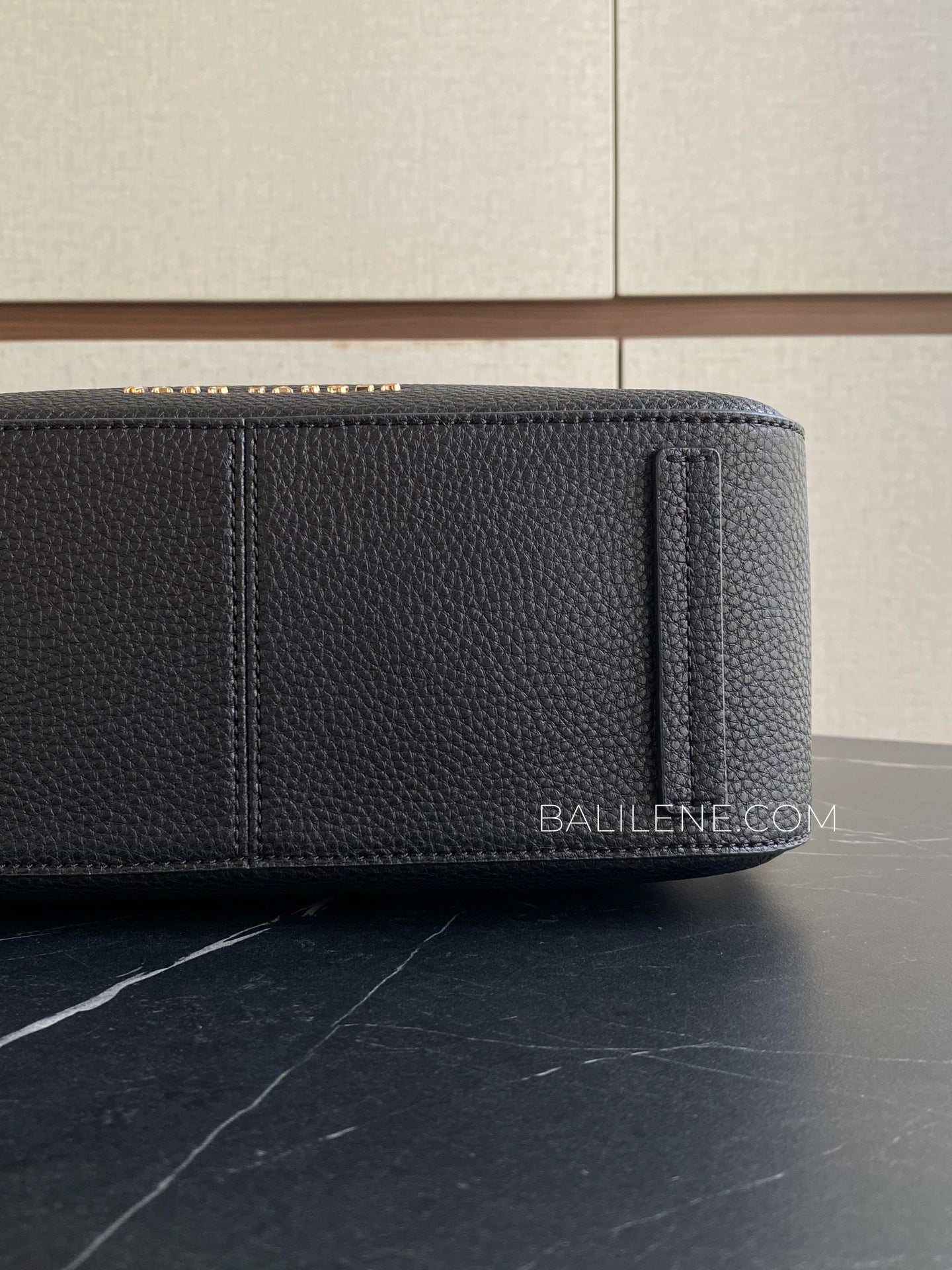 detail-bawah-Marc-Jacob-Drifter-Large-Hobo-Bag-Black-balilene