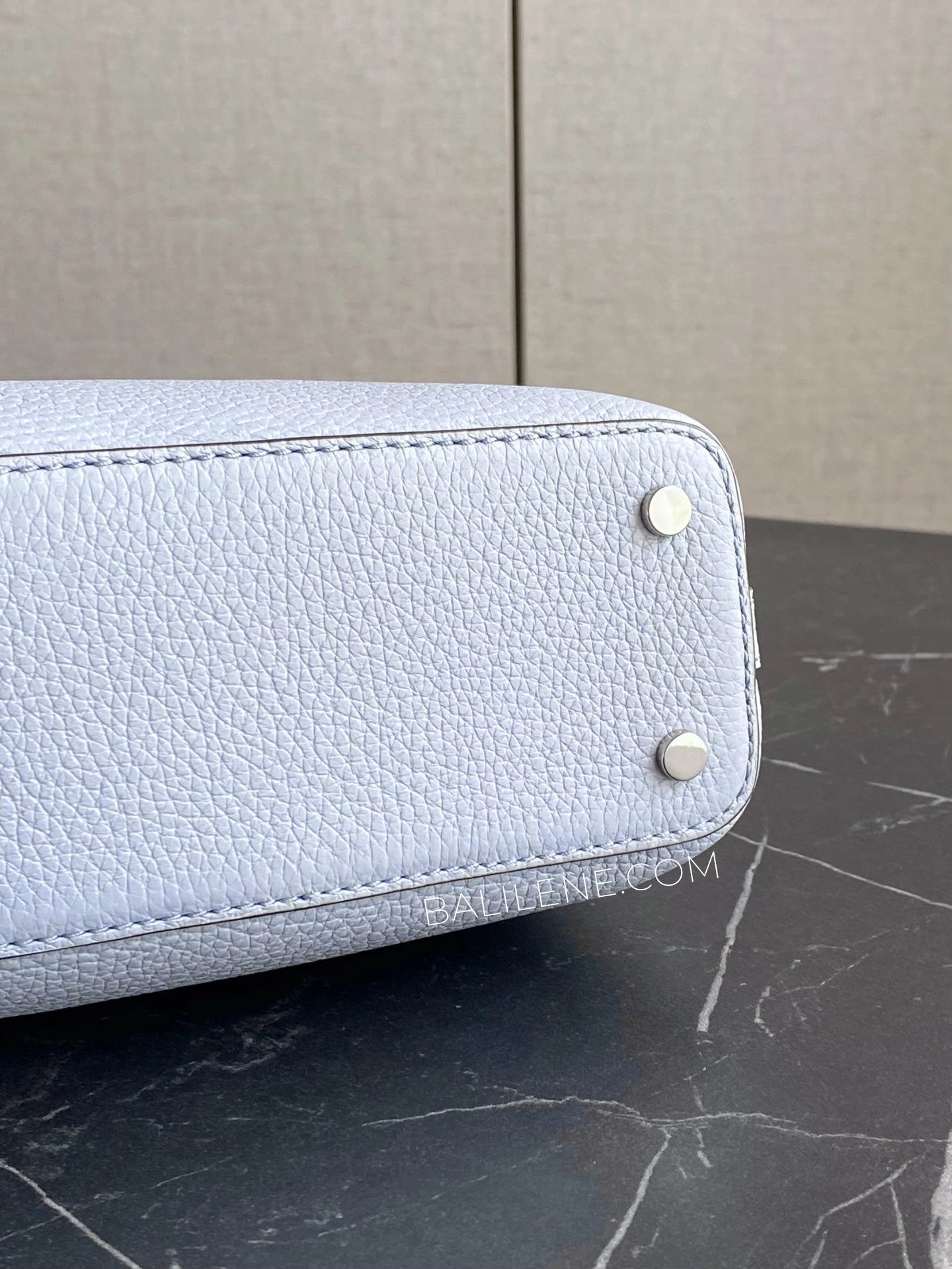 detail-bawah-Tory-Burch-Britten-Micro-Satchel-Bag-Blue-Mist-balilene