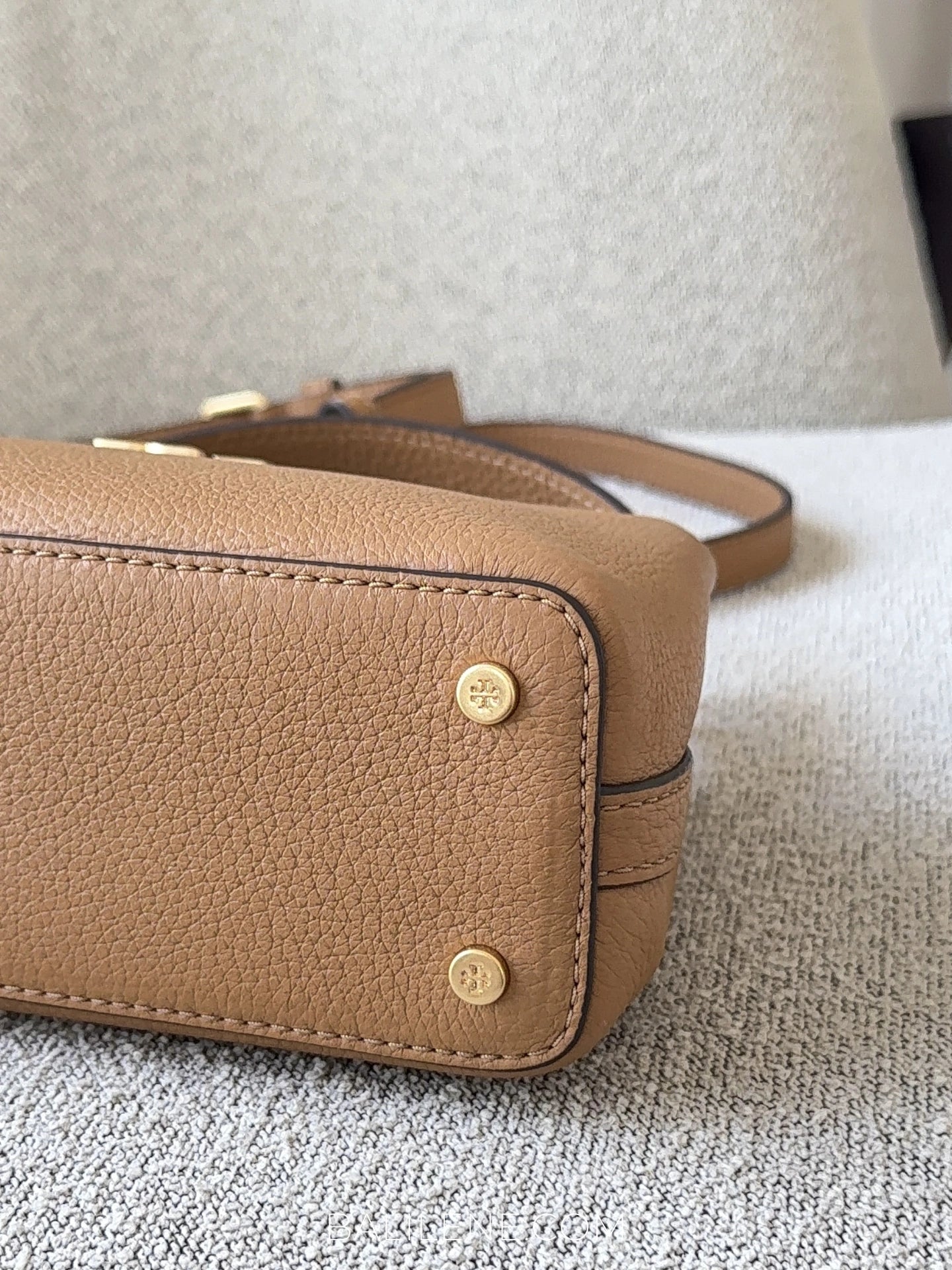 detail-bawah-Tory-Burch-Britten-Micro-Satchel-Bag-Tiramisu-balilene