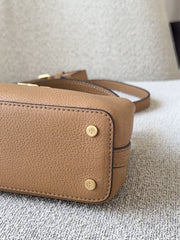 detail-bawah-Tory-Burch-Britten-Micro-Satchel-Bag-Tiramisu-balilene