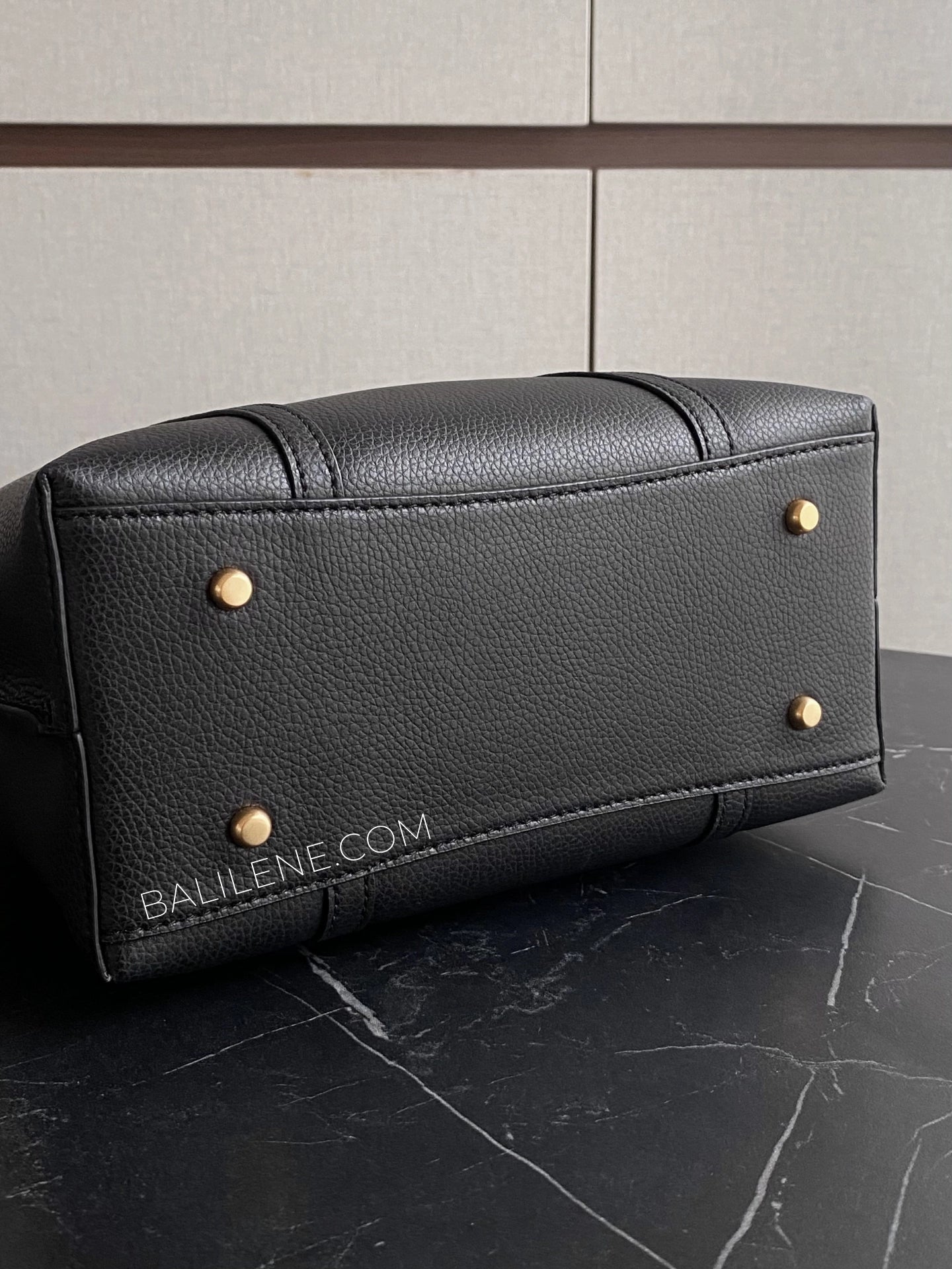 detail-bawah-Tory-Burch-Perry-Small-Triple-Compartment-Tote-Bag-Black-balilene