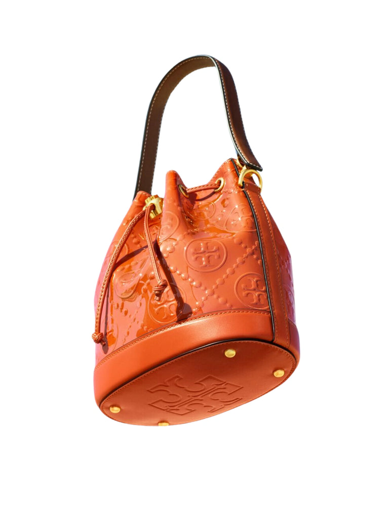 detail-bawah-Tory-Burch-T-Monogram-Patent-Embossed-Bucket-Bag-Spring-Spice