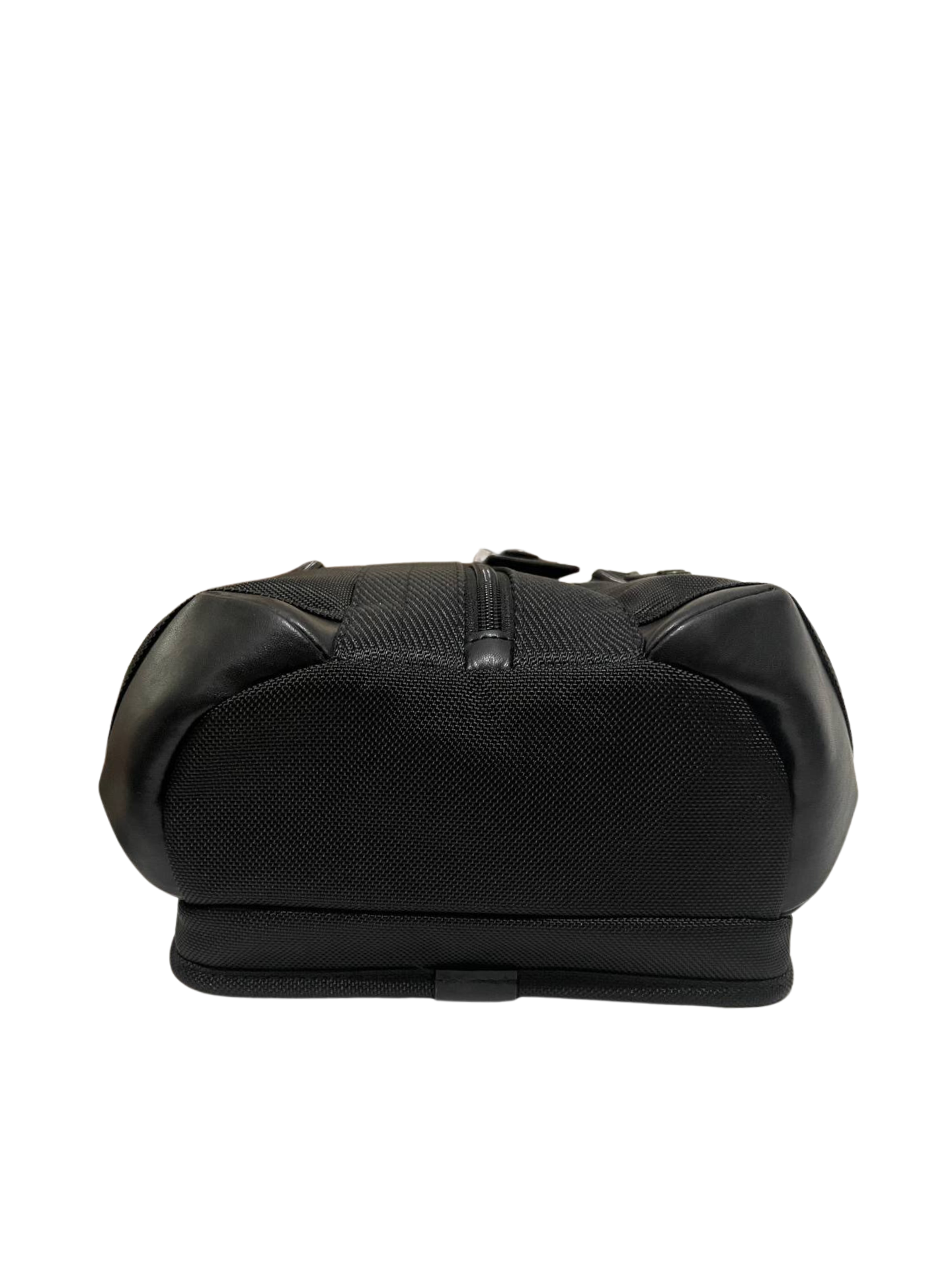 detail-bawah-Tumi-Higgins-Sling-Bag-Black
