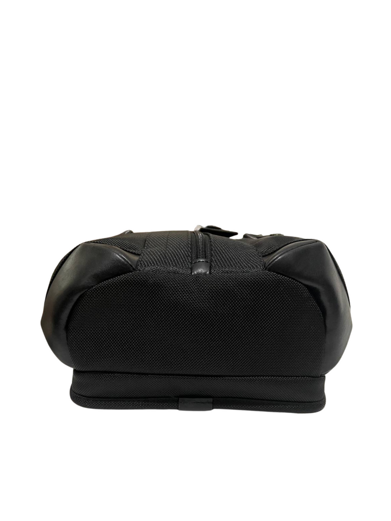 detail-bawah-Tumi-Higgins-Sling-Bag-Black