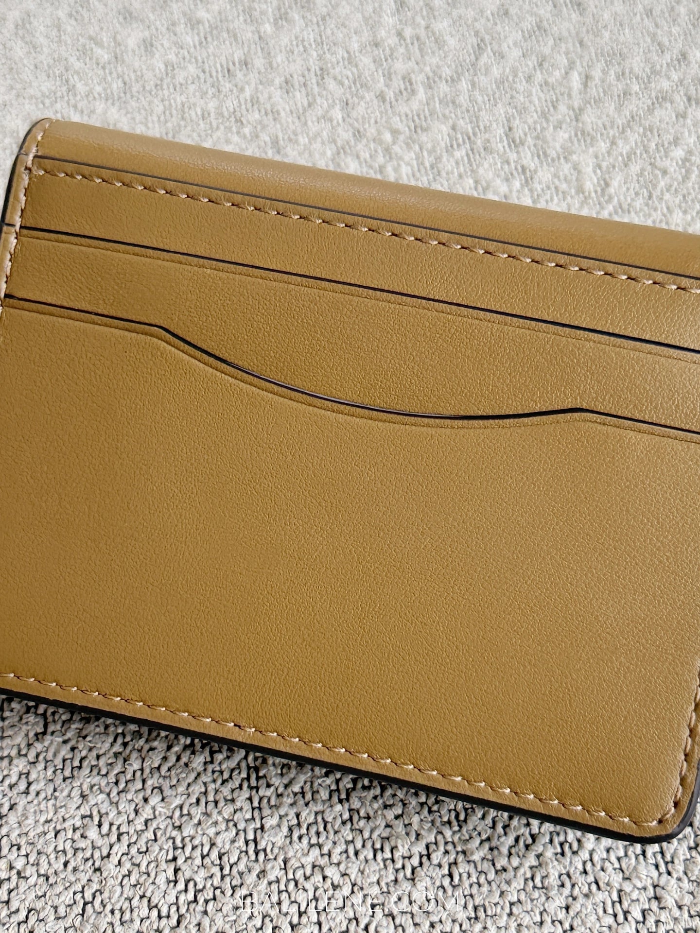 detail-belakang-Coach-Bandit-Card-Case-Wallet-Muted-Olive-balilene