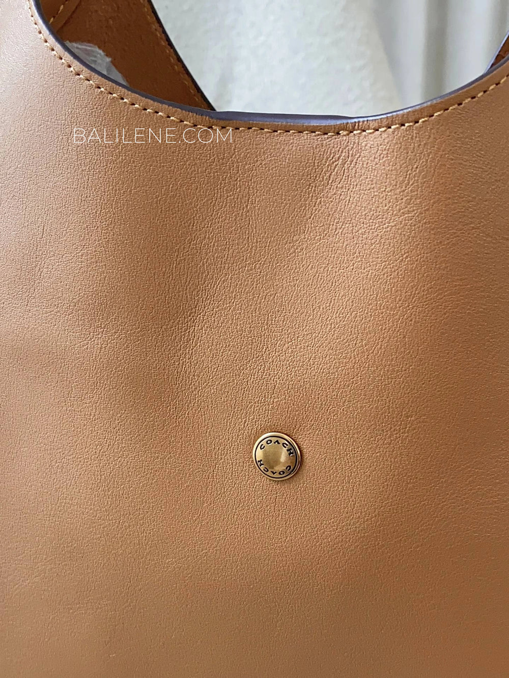 detail-belakang-Coach-Brooklyn-Shoulder-Bag-28-Honey-Brown-balilene