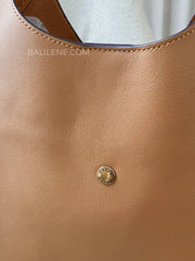 detail-belakang-Coach-Brooklyn-Shoulder-Bag-28-Honey-Brown-balilene