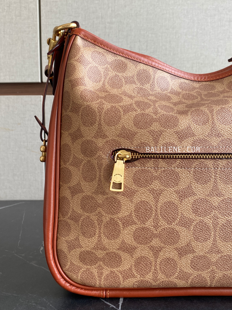 detail-belakang-Coach-Cary-Shoulder-Bag-In-Signature-Canvas-Tan-Rust-balilene