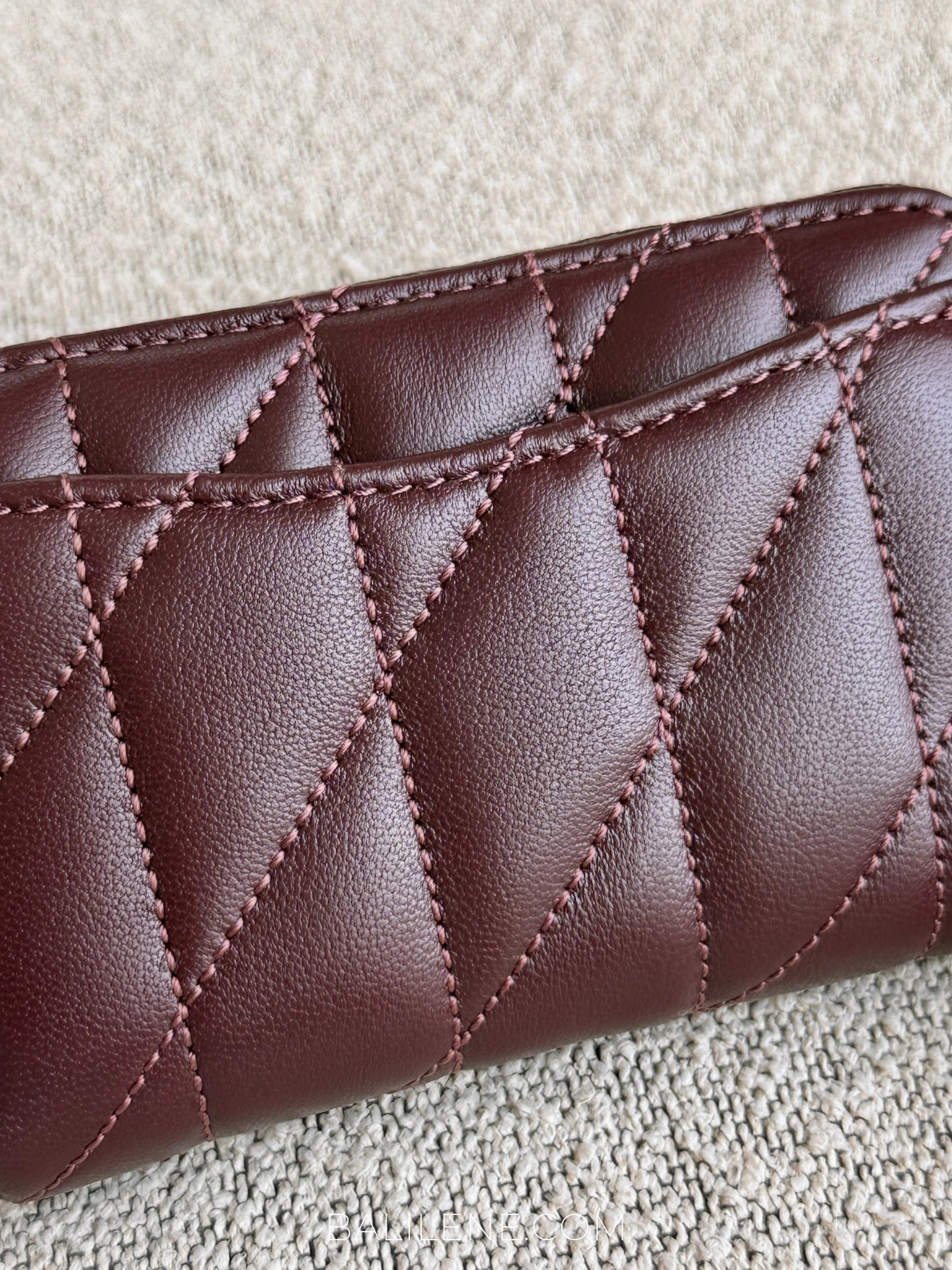 detail-belakang-Coach-Essential-Small-Zip-Around-Card-Case-With-Pillow-Quilting-Black-Curran-balilene