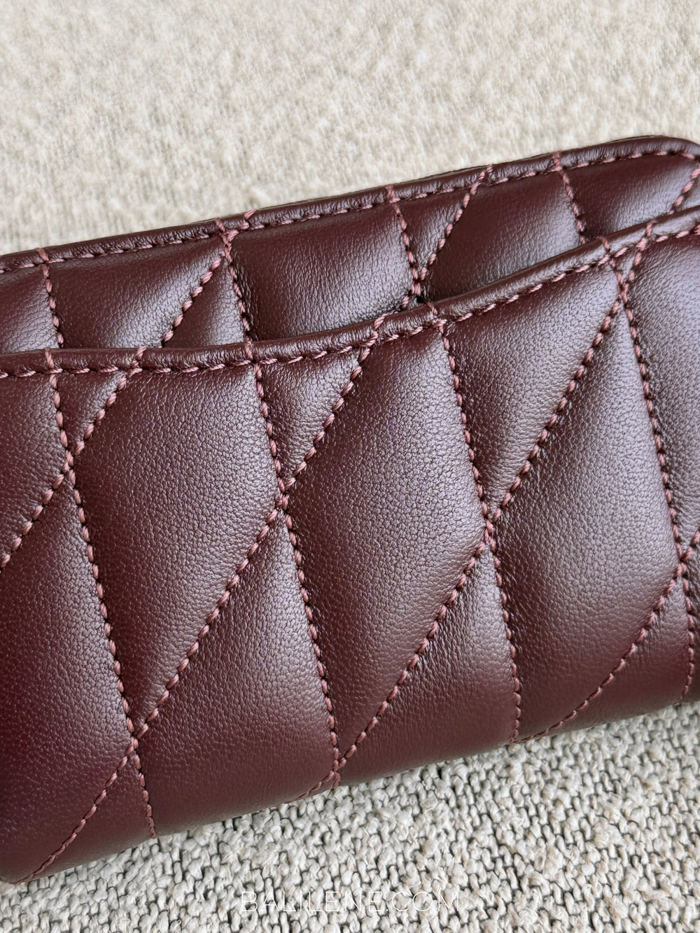 detail-belakang-Coach-Essential-Small-Zip-Around-Card-Case-With-Pillow-Quilting-Black-Curran-balilene