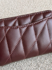 detail-belakang-Coach-Essential-Small-Zip-Around-Card-Case-With-Pillow-Quilting-Black-Curran-balilene