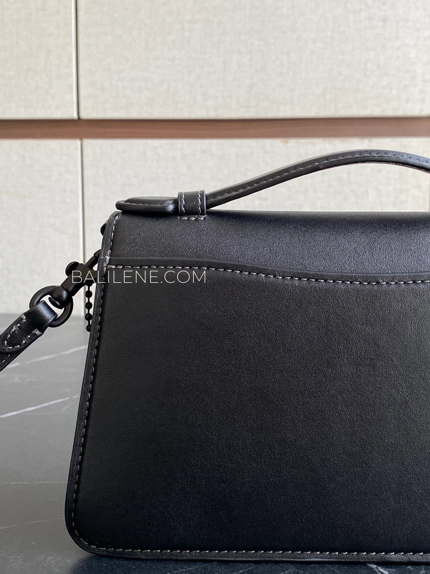 detail-belakang-Coach-Juno-Bag-In-Glovetanned-Leather-Black-balilene