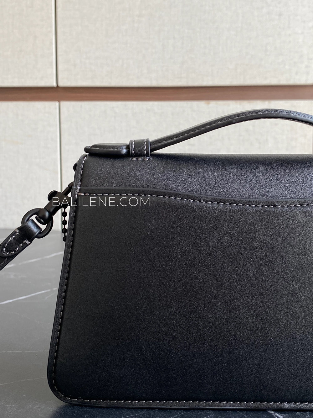 detail-belakang-Coach-Juno-Bag-In-Glovetanned-Leather-Black-balilene