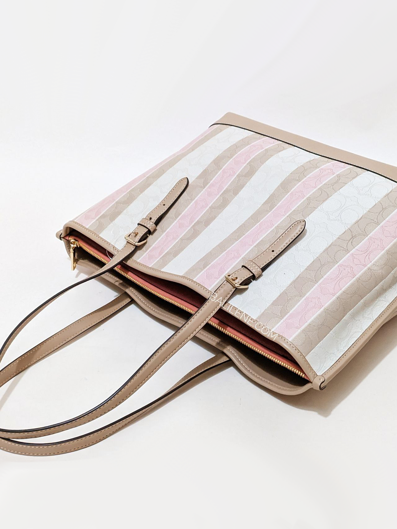 detail-belakang-Coach-Mollie-Tote-In-Signature-Jacquard-With-Stripes-Taffy-Multi