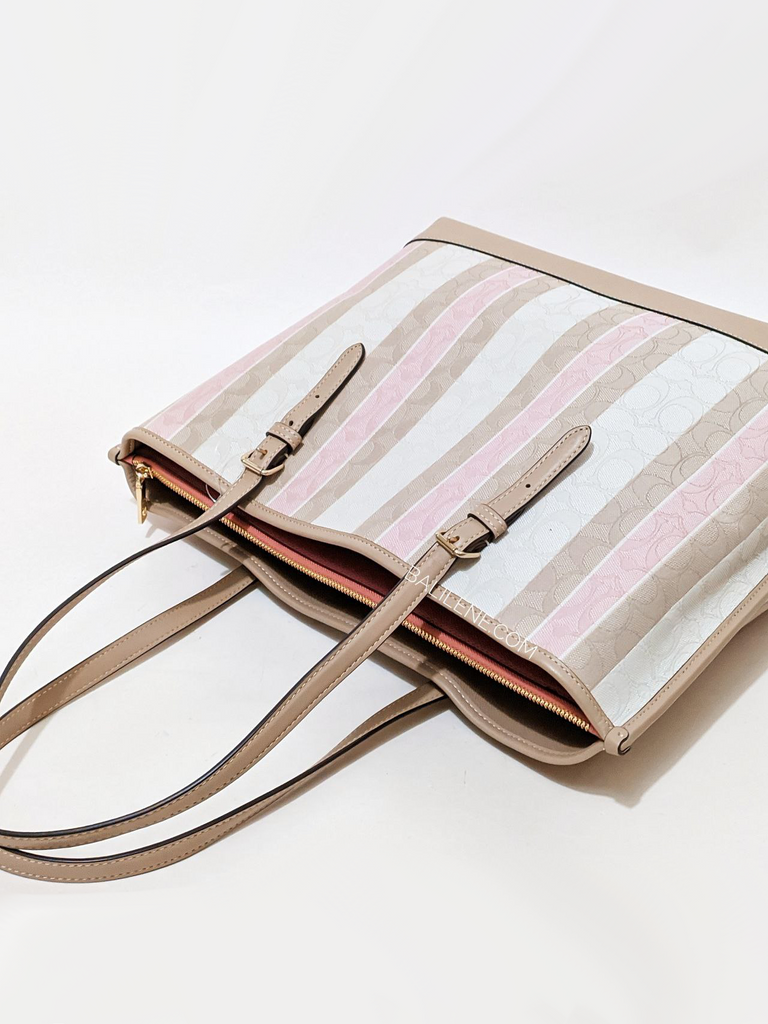 detail-belakang-Coach-Mollie-Tote-In-Signature-Jacquard-With-Stripes-Taffy-Multi