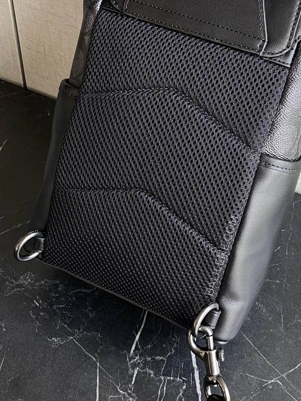 detail-belakang-Coach-Racer-Pack-Bag-In-Signature-Charcoal-Black-balilene