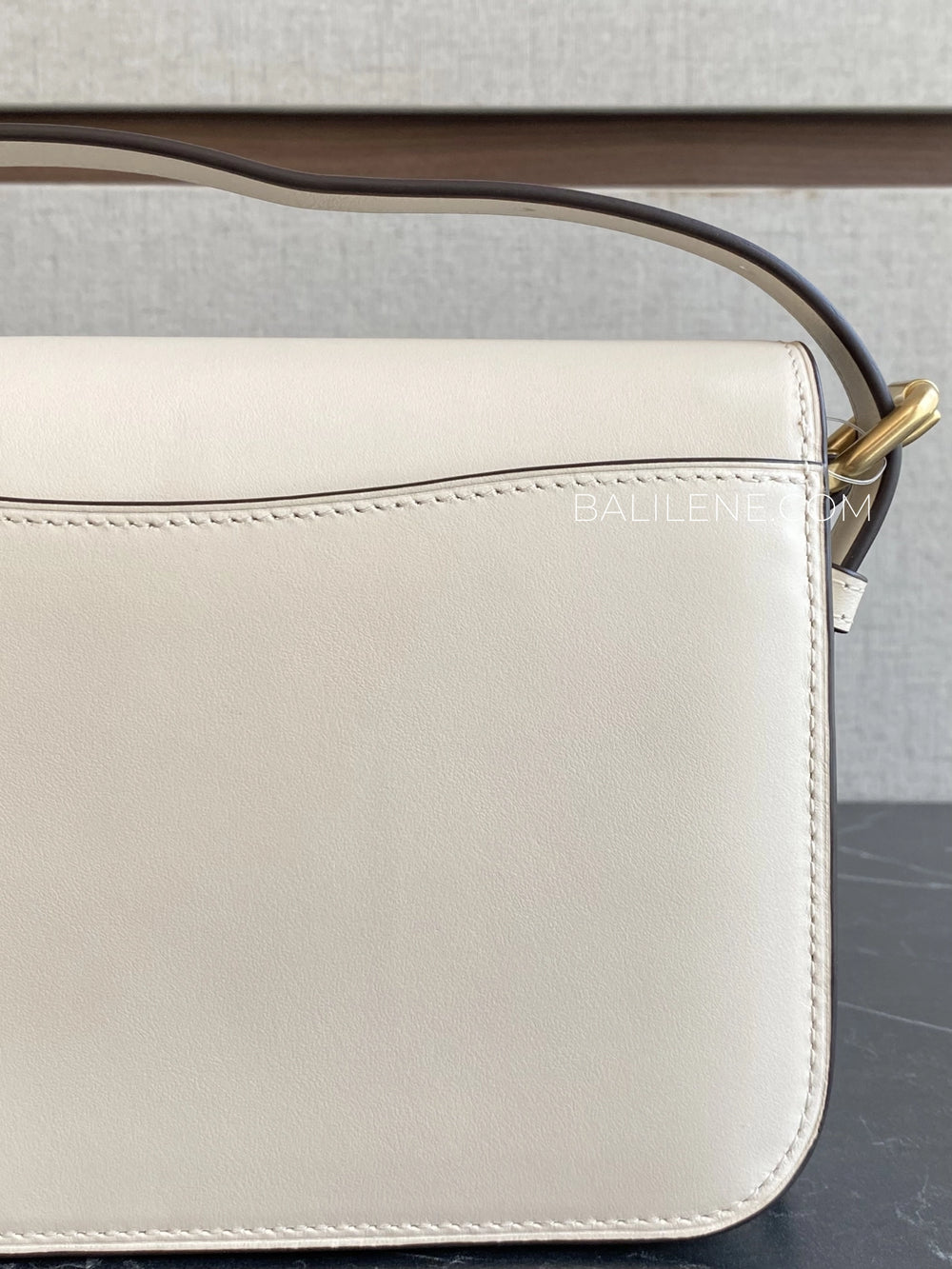 detail-belakang-Coach-Sage-Shoulder-Bag-Chalk-balilene
