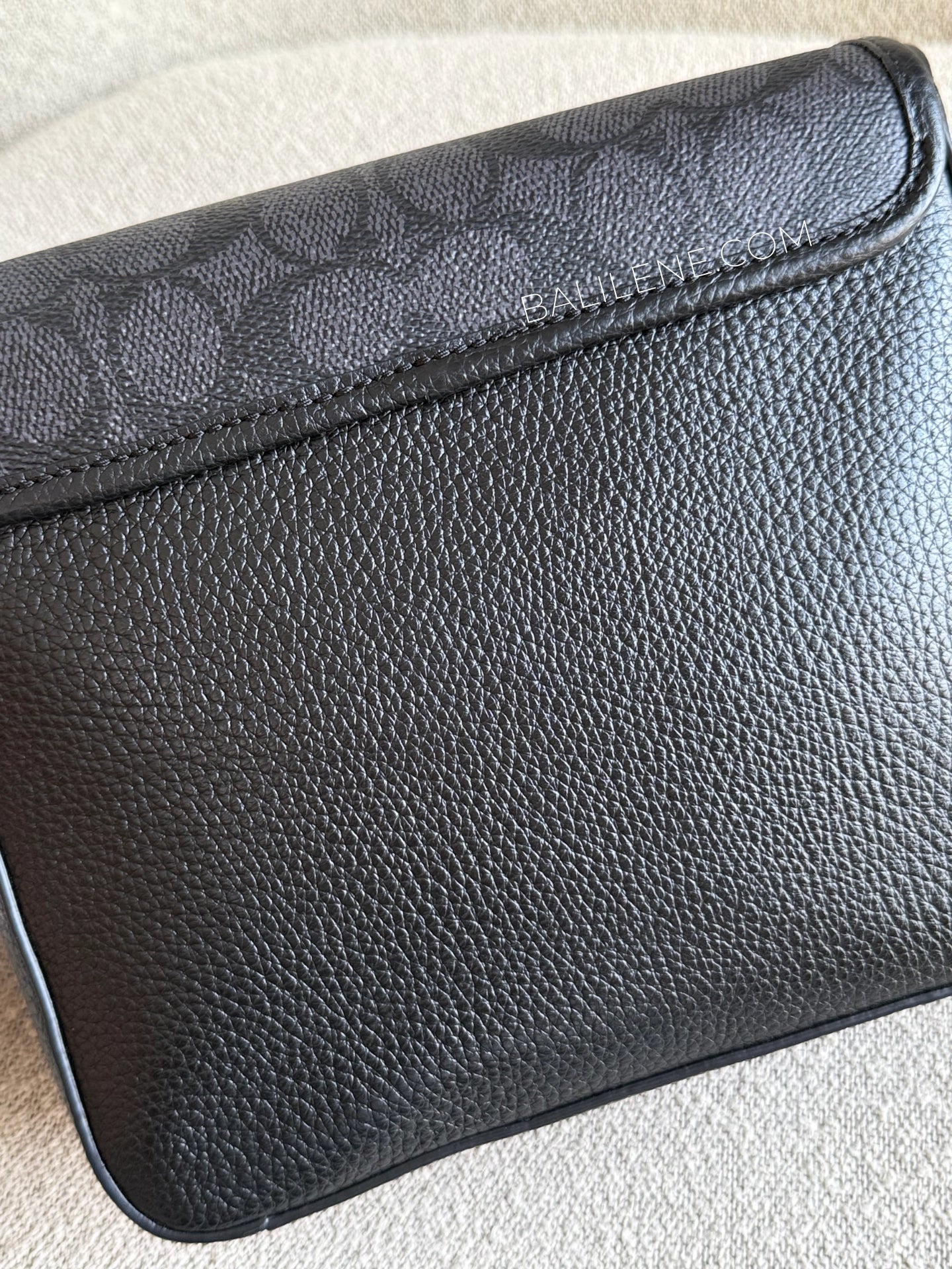 detail-belakang-Coach-Sullivan-Flap-Crossbody-Bag-In-Signature-Canvas-Charcoal-Black
